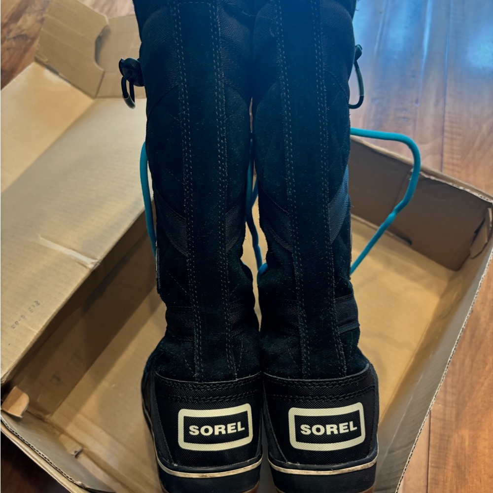 Sorel Glacy Explorer Boots with Vibrant Blue Laces - Picture 3 of 8